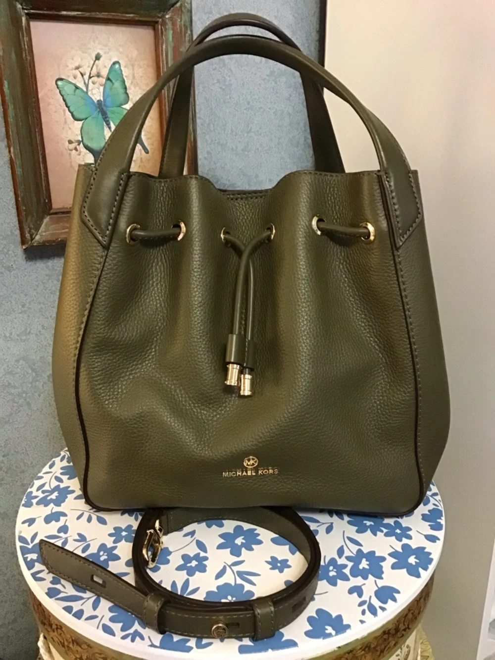 Michael kors leather convertible bucket bag purse